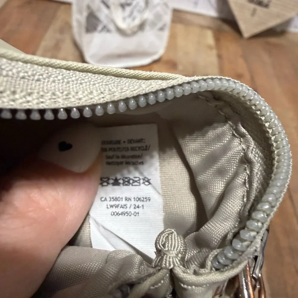 Lululemon clippable pouch